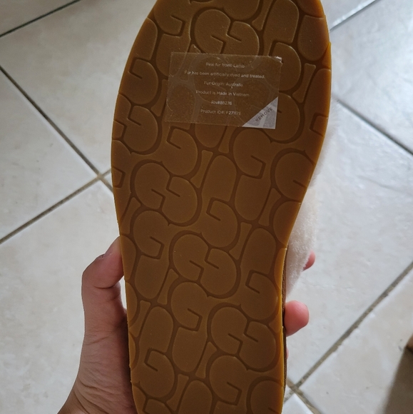 Women Ugg Slippers - Picture 3 of 3